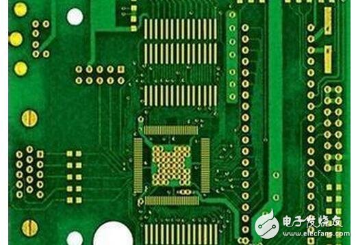 是由電路板右邊的貫孔連接到上層而形成接地回路