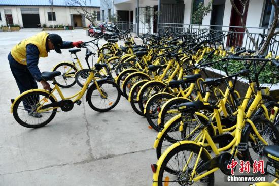 資料圖：2月20日，一批損壞的共享單車停在昆明市區(qū)一個(gè)院子內(nèi)等待被修理后返回市場(chǎng)，這里是共享單車的“療養(yǎng)院”。中新社記者 任東 攝